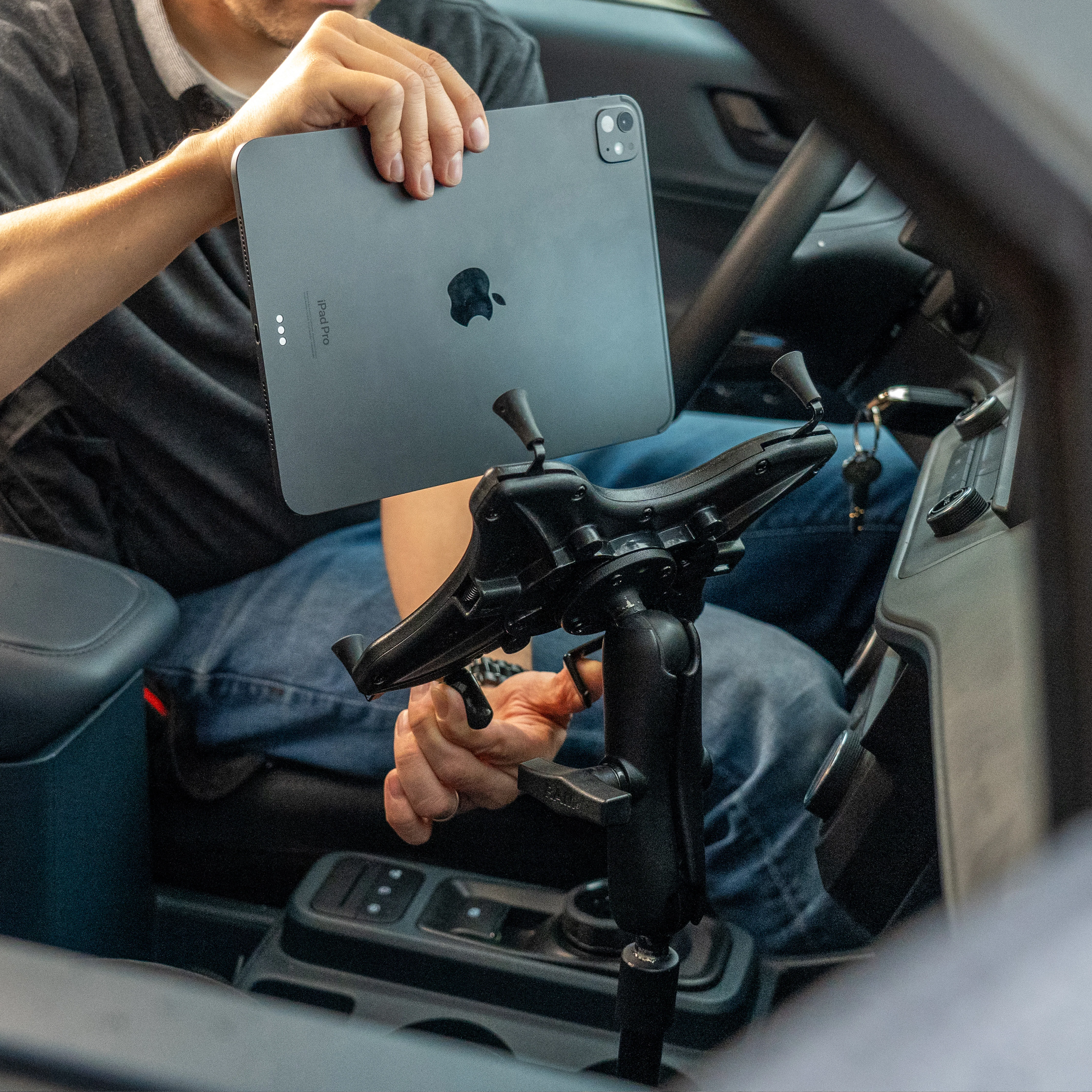 RAM® Pod HD™ 30" Reverse Vehicle Mount with Round Plate - Image 4