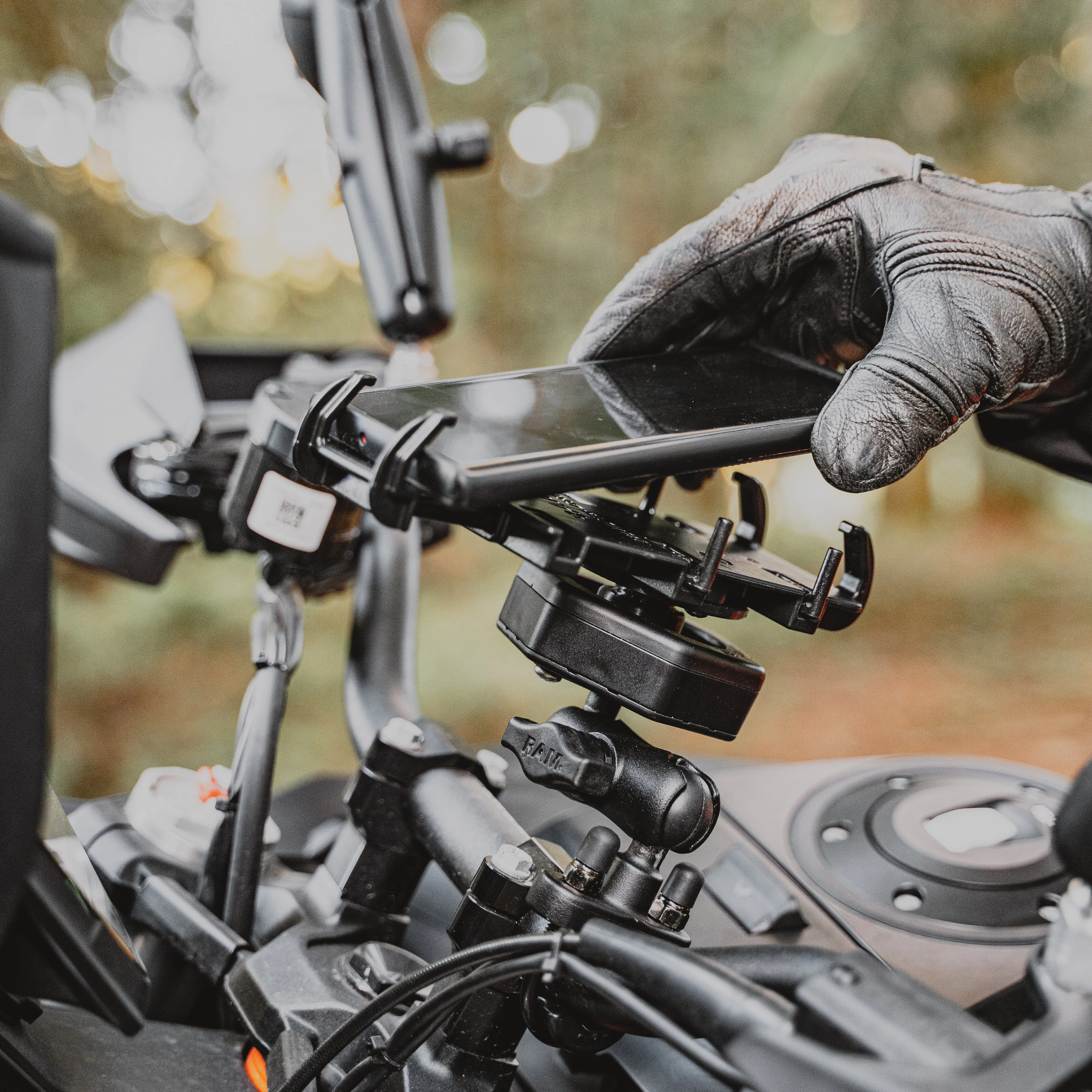 RAM® Quick-Grip⢠XL Phone Mount with Vibe-Safe⢠& U-Bolt Base - Short - Image 8