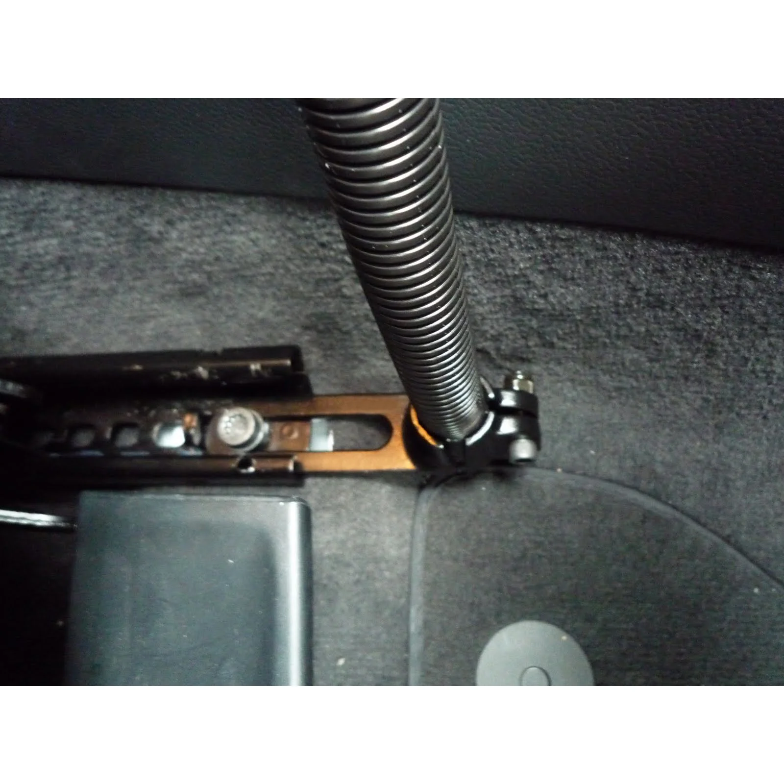 RAM® Pod⢠I Vehicle Mount with 18" Aluminum Rod and Diamond Plate - Image 3