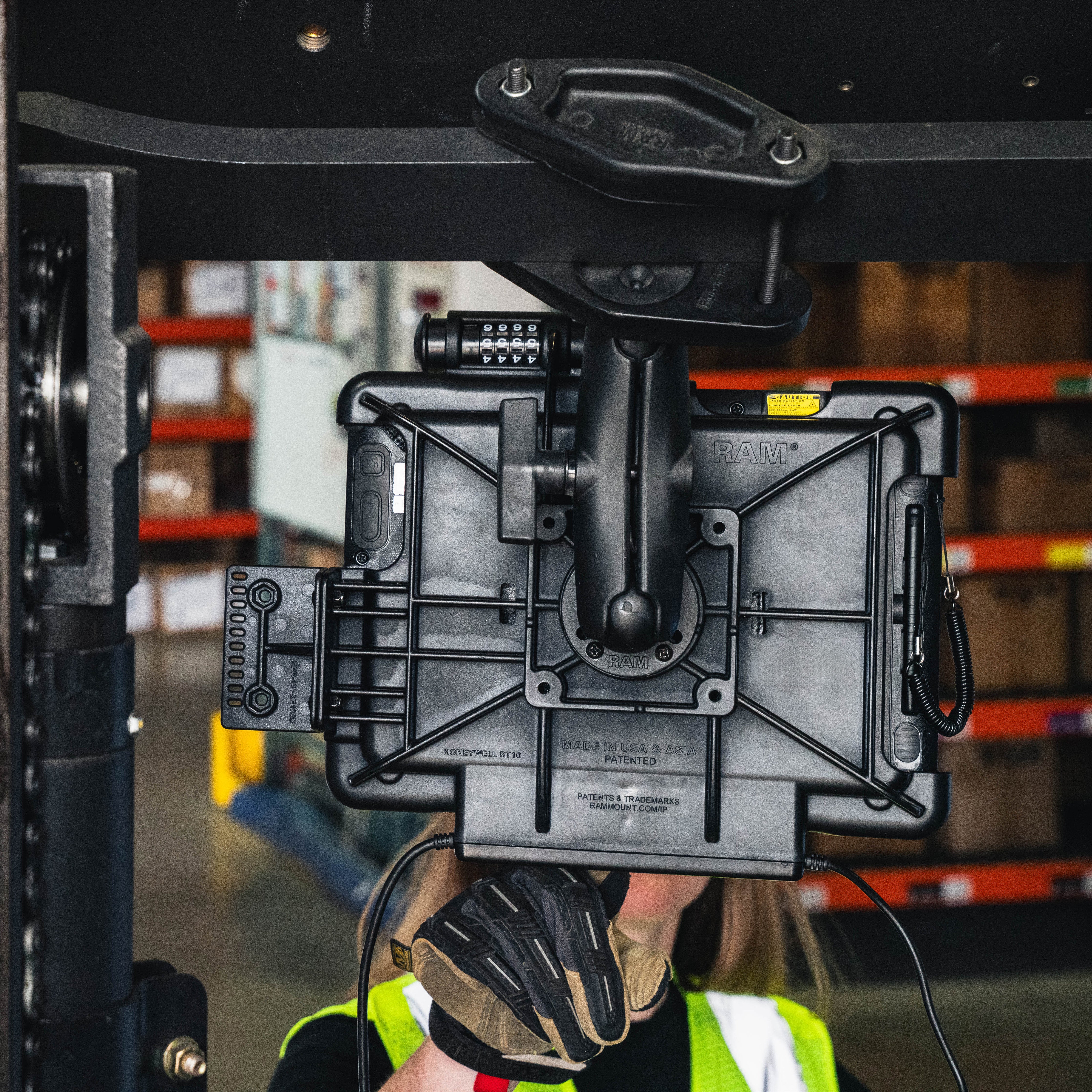 RAM® Combo Locking Power + Data Dock for Honeywell RT10 Tablet - Image 4